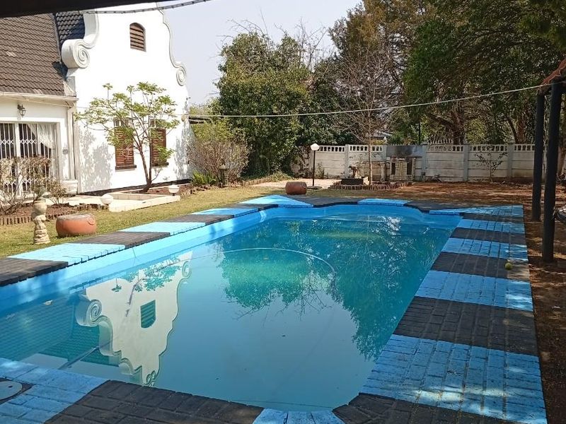 Spacious 5 Bedroom Cape Dutch Style Home in Balmoral, Top Town - Ideal for Large Families - Photo 5