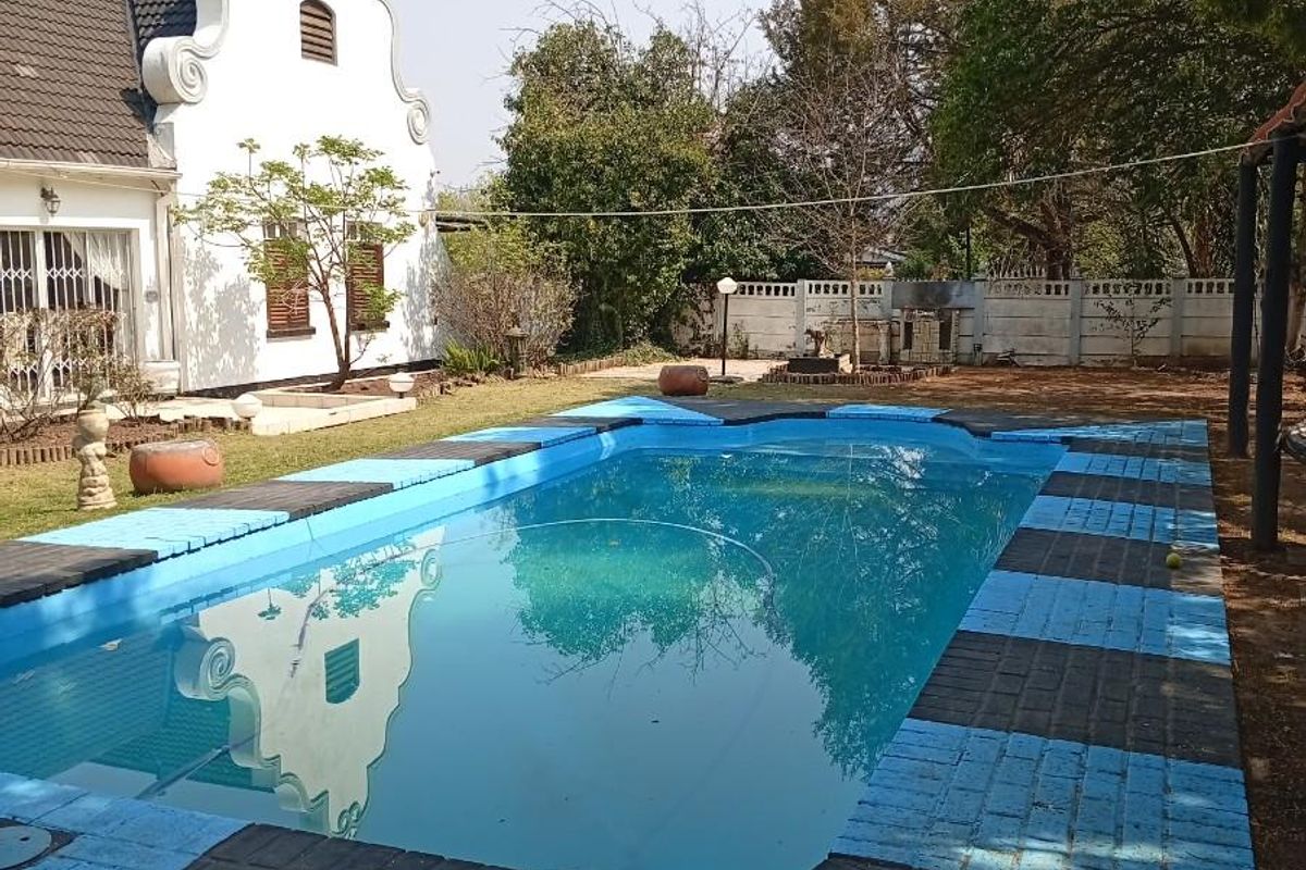 Spacious 5 Bedroom Cape Dutch Style Home in Balmoral, Top Town - Ideal for Large Families - Photo 5