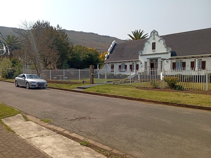 Spacious 5 Bedroom Cape Dutch Style Home in Balmoral, Top Town - Ideal for Large Families - Photo 1