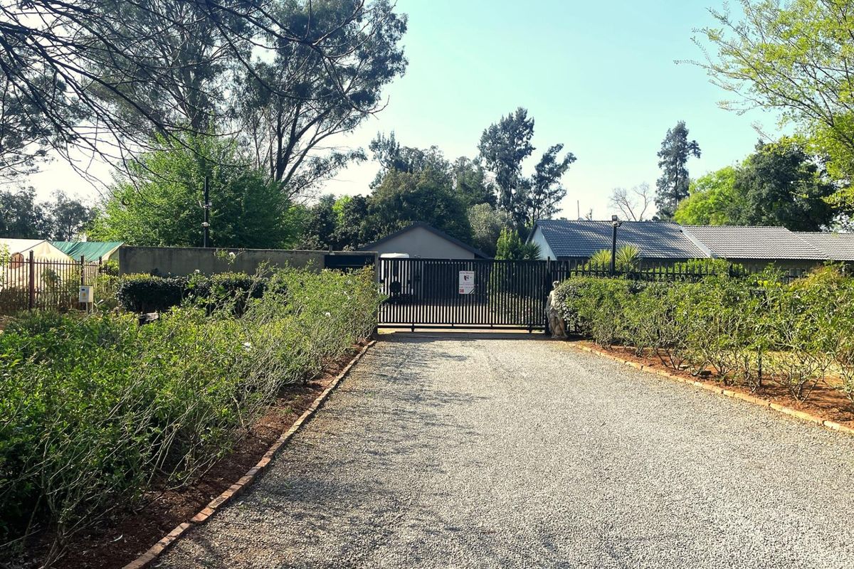 Four Bedroom House Plus Granny Flat For Sale in Henley on Klip - Photo 2