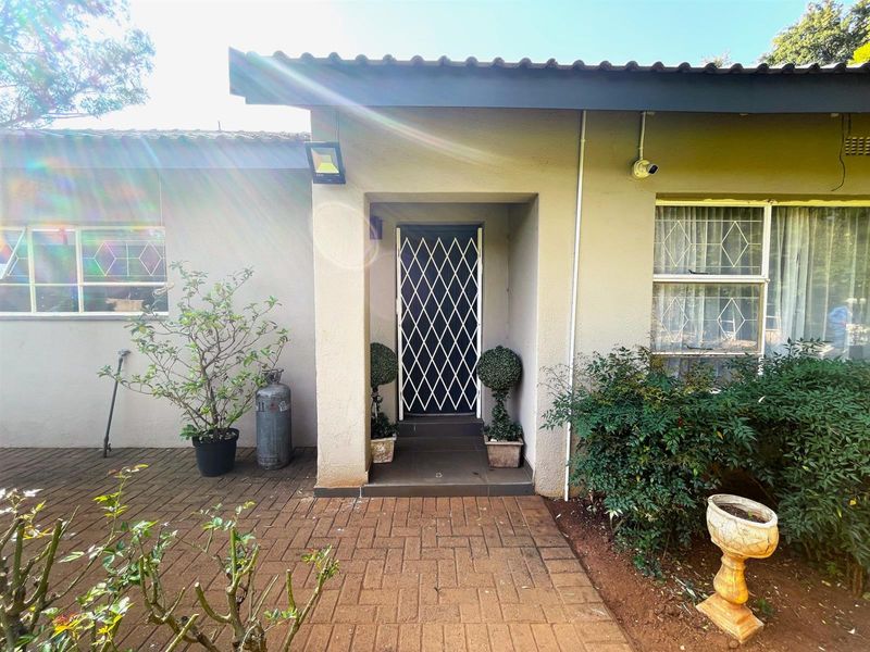 Four Bedroom House Plus Granny Flat For Sale in Henley on Klip - Photo 7