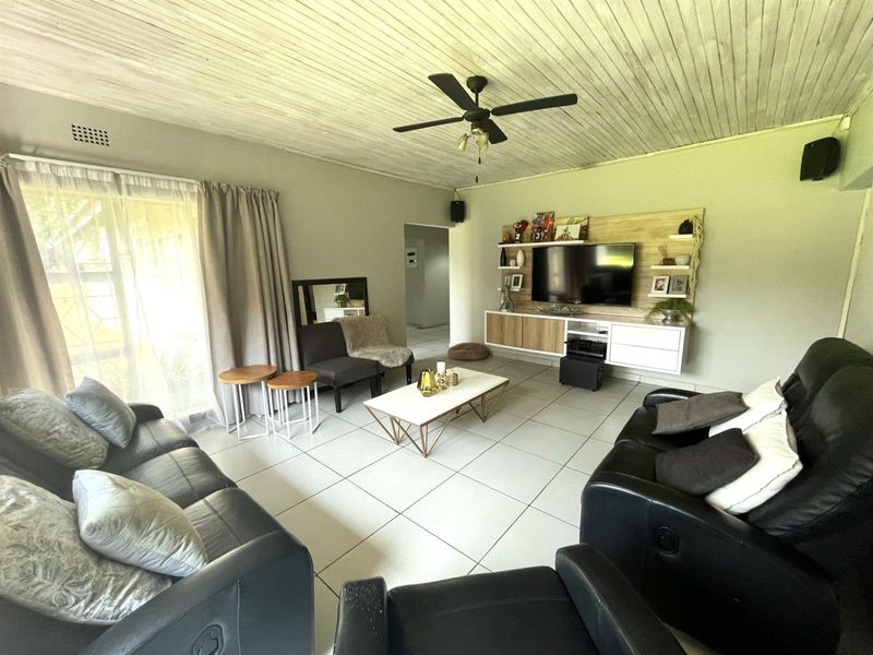 Four Bedroom House Plus Granny Flat For Sale in Henley on Klip - Photo 10