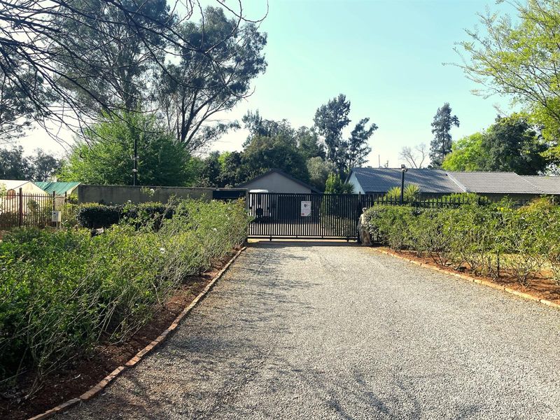 Four Bedroom House Plus Granny Flat For Sale in Henley on Klip - Photo 1