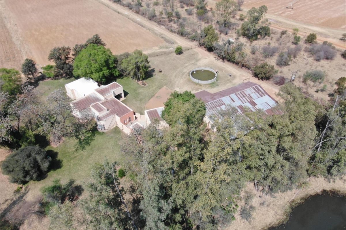 Smallholding for Sale - Spacious house on 5.7 ha with River Views near Bela Bela - Photo 2