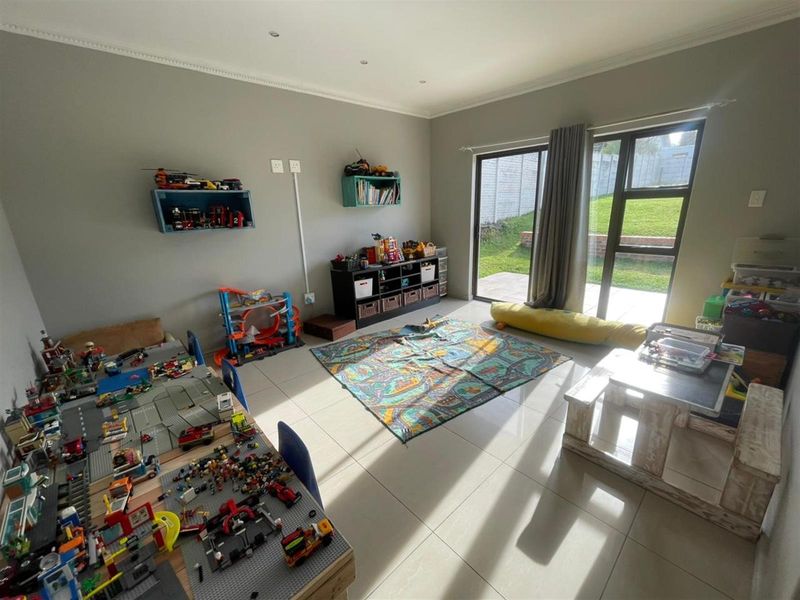 Modern 4-Bedroom Family Home in Sunrise on Sea - Photo 10