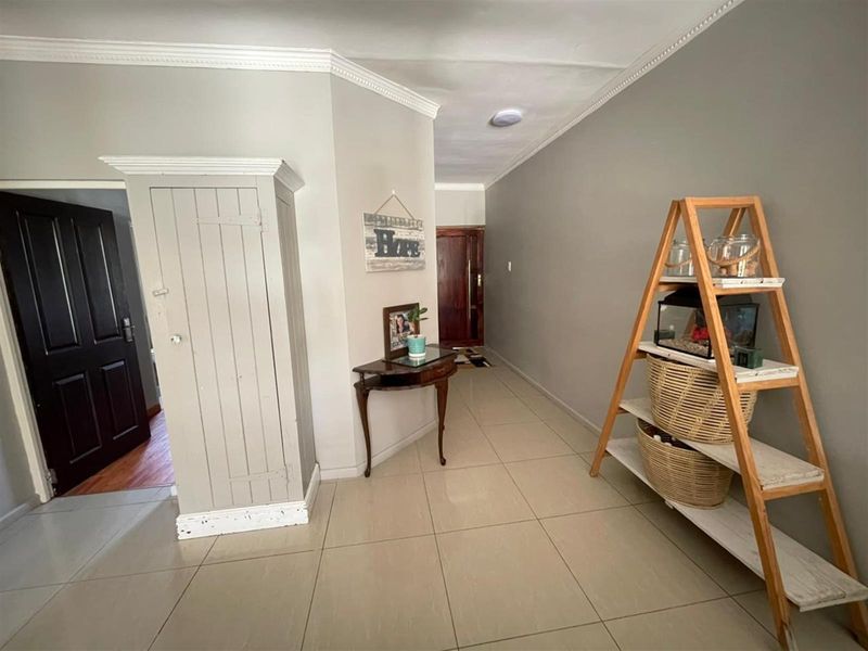 Modern 4-Bedroom Family Home in Sunrise on Sea - Photo 4