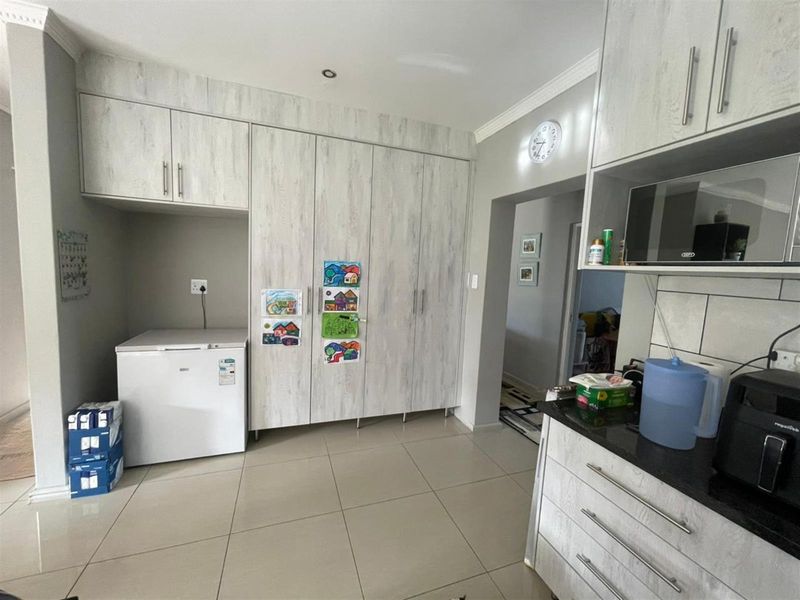 Modern 4-Bedroom Family Home in Sunrise on Sea - Photo 6