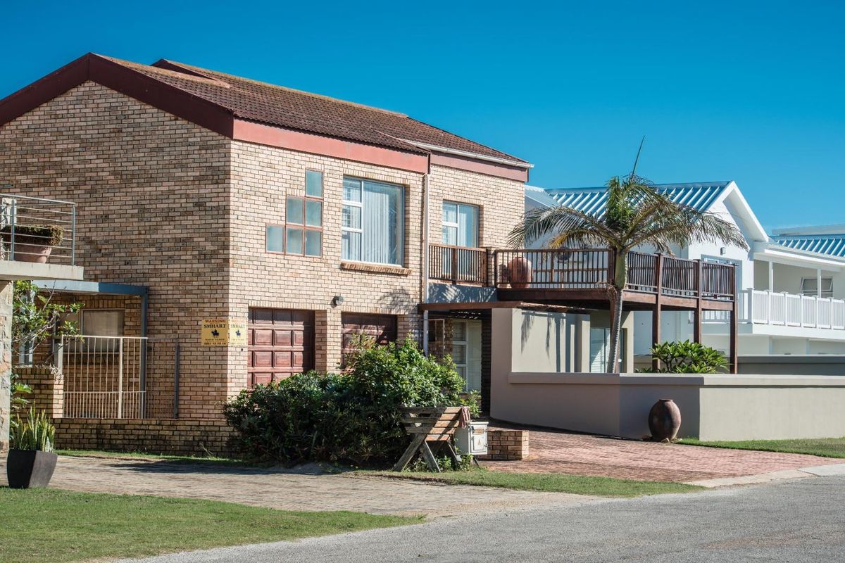 Luxury Beachfront Living 5 Bedroom Home in Jeffreys Bay Central - Photo 4