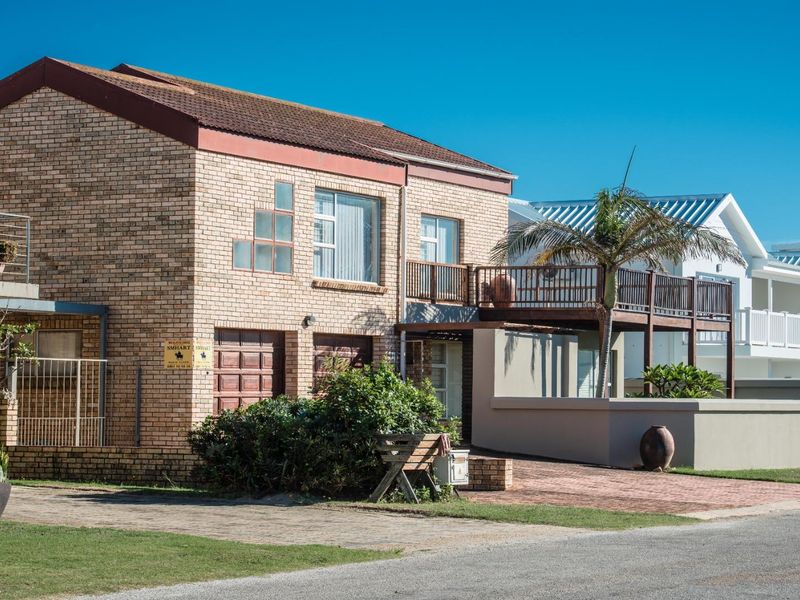 Luxury Beachfront Living 5 Bedroom Home in Jeffreys Bay Central - Photo 4