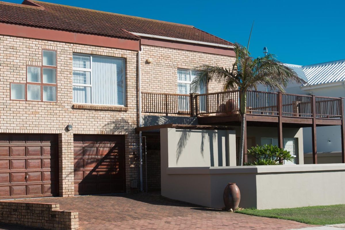 Luxury Beachfront Living 5 Bedroom Home in Jeffreys Bay Central - Photo 3