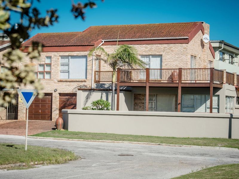 Luxury Beachfront Living 5 Bedroom Home in Jeffreys Bay Central - Photo 2