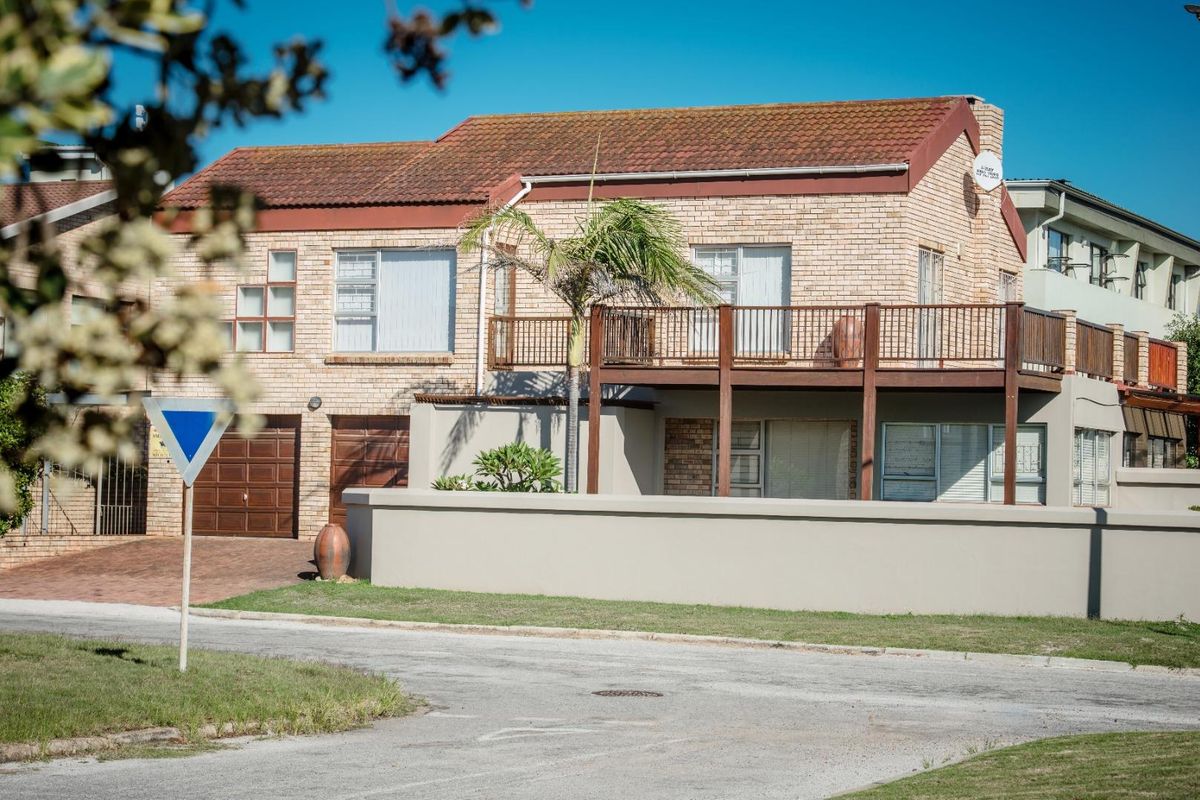 Luxury Beachfront Living 5 Bedroom Home in Jeffreys Bay Central - Photo 2