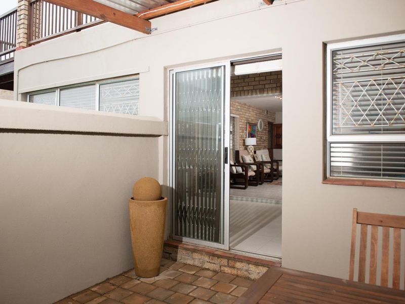 Luxury Beachfront Living 5 Bedroom Home in Jeffreys Bay Central - Photo 10