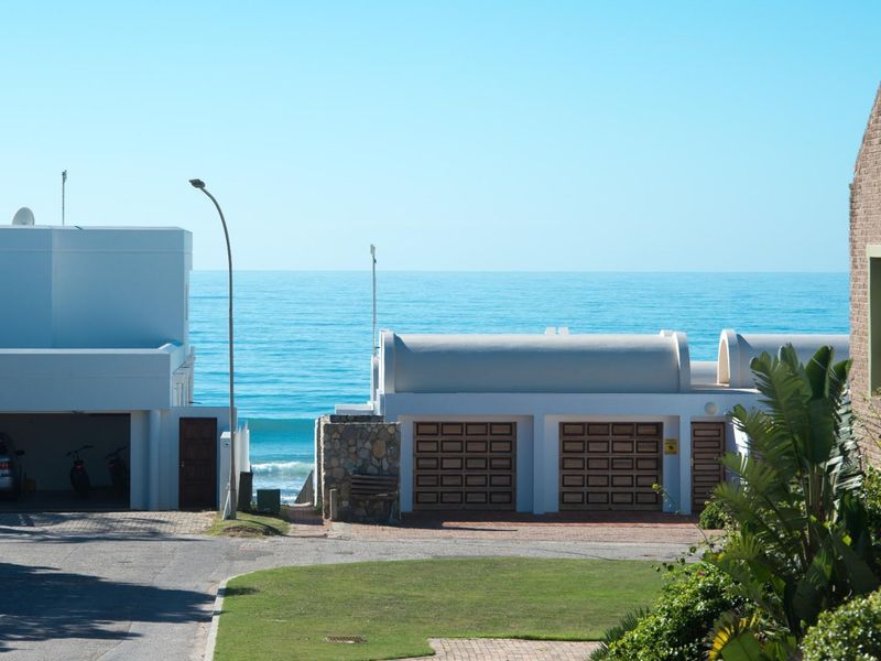 Luxury Beachfront Living 5 Bedroom Home in Jeffreys Bay Central - Photo 7
