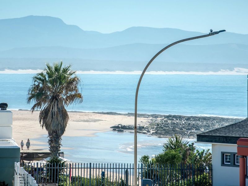 Luxury Beachfront Living 5 Bedroom Home in Jeffreys Bay Central - Photo 8