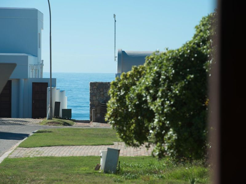 Luxury Beachfront Living 5 Bedroom Home in Jeffreys Bay Central - Photo 6