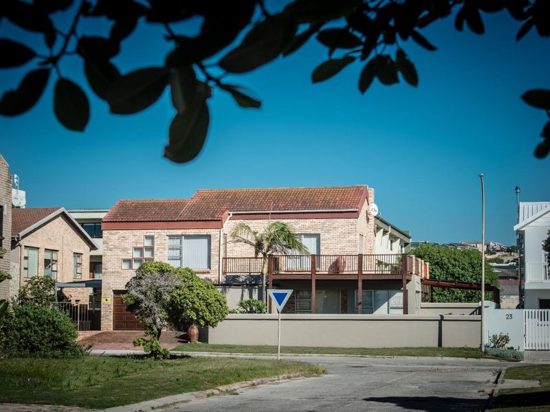 Luxury Beachfront Living 5 Bedroom Home in Jeffreys Bay Central - Photo 5