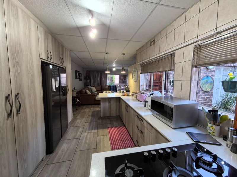 Discover Your Perfect Low-Maintenance Secure Townhouse in Rhodesdene, Kimberley! - Photo 9