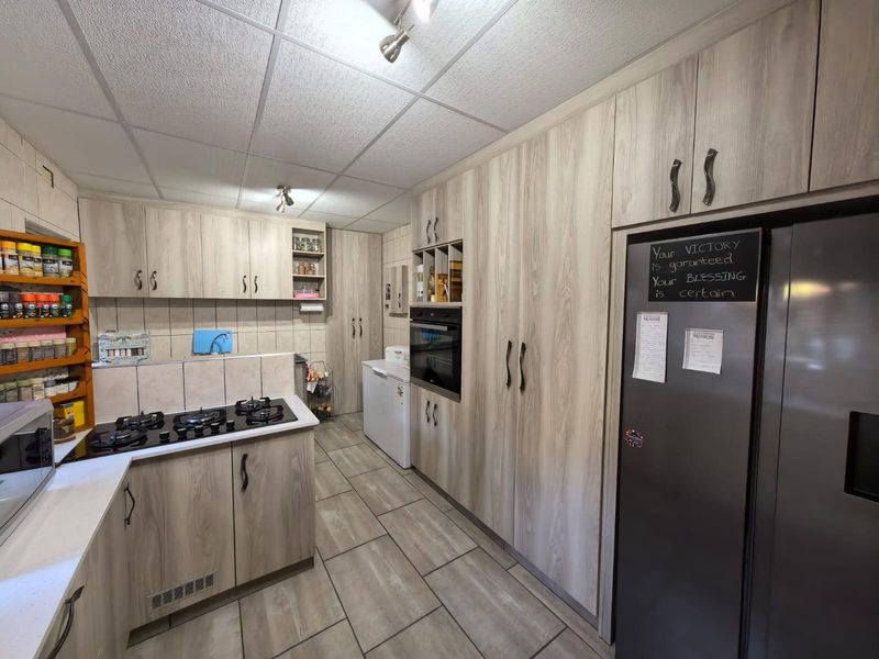 Discover Your Perfect Low-Maintenance Secure Townhouse in Rhodesdene, Kimberley! - Photo 8