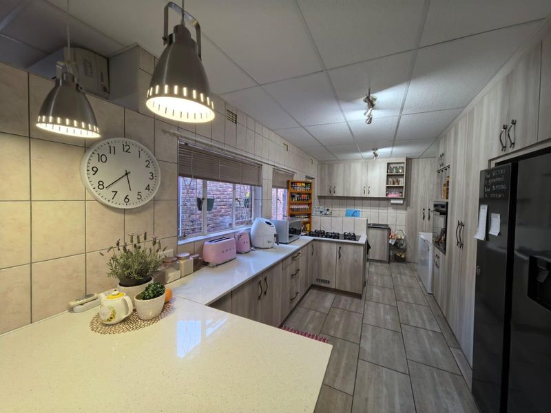 Discover Your Perfect Low-Maintenance Secure Townhouse in Rhodesdene, Kimberley! - Photo 7