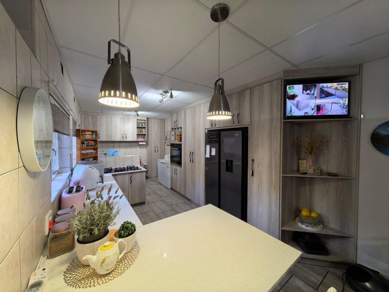 Discover Your Perfect Low-Maintenance Secure Townhouse in Rhodesdene, Kimberley! - Photo 6