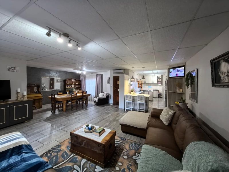 Discover Your Perfect Low-Maintenance Secure Townhouse in Rhodesdene, Kimberley! - Photo 3