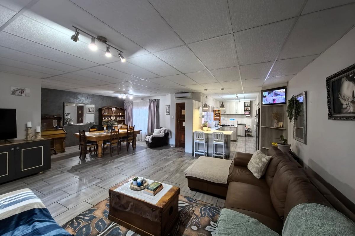 Discover Your Perfect Low-Maintenance Secure Townhouse in Rhodesdene, Kimberley! - Photo 3