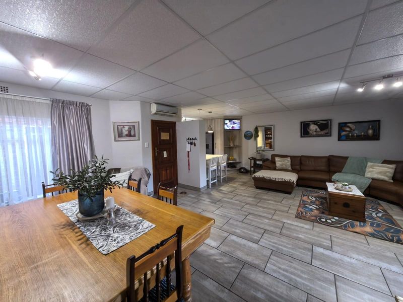 Discover Your Perfect Low-Maintenance Secure Townhouse in Rhodesdene, Kimberley! - Photo 2