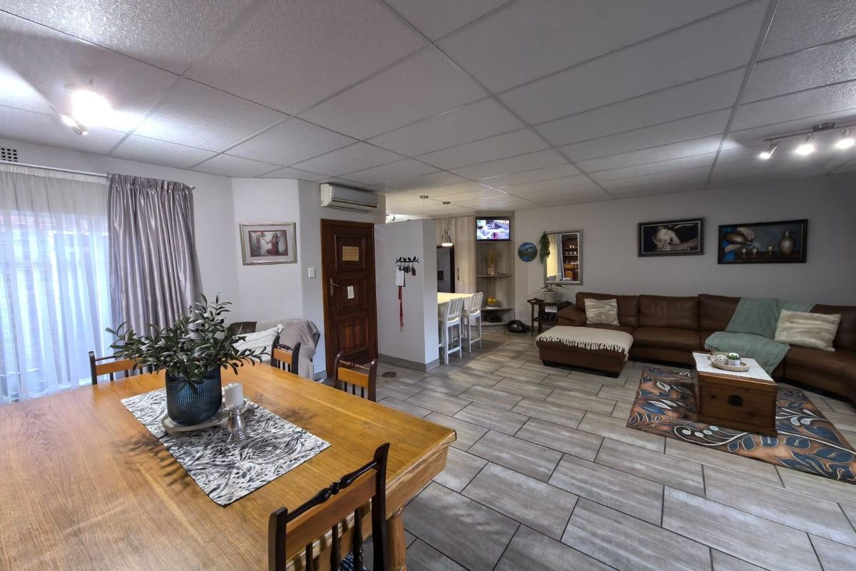 Discover Your Perfect Low-Maintenance Secure Townhouse in Rhodesdene, Kimberley! - Photo 2
