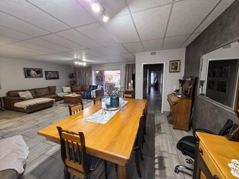 Discover Your Perfect Low-Maintenance Secure Townhouse in Rhodesdene, Kimberley! - Photo 5