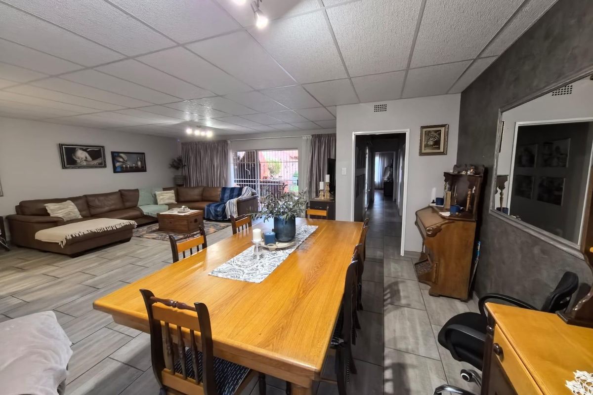 Discover Your Perfect Low-Maintenance Secure Townhouse in Rhodesdene, Kimberley! - Photo 5