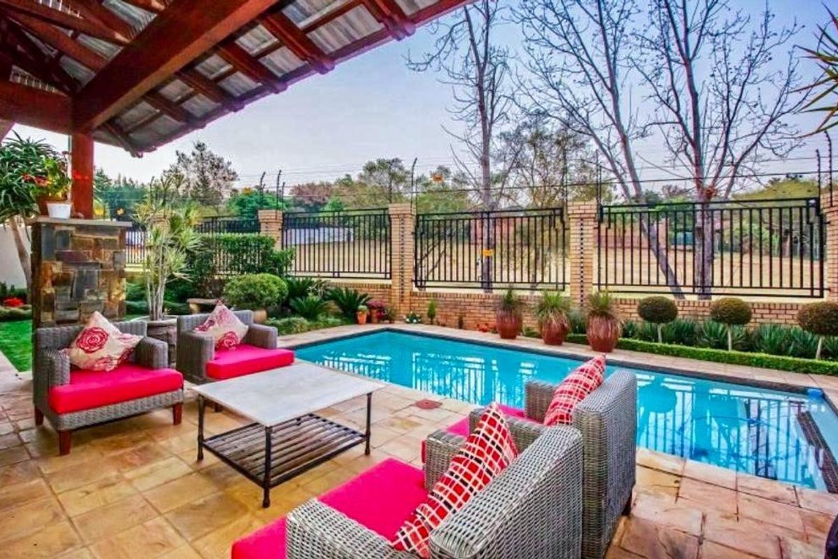 Elegant Family Home with Park Views in Waterkloof Ridge - Photo 5