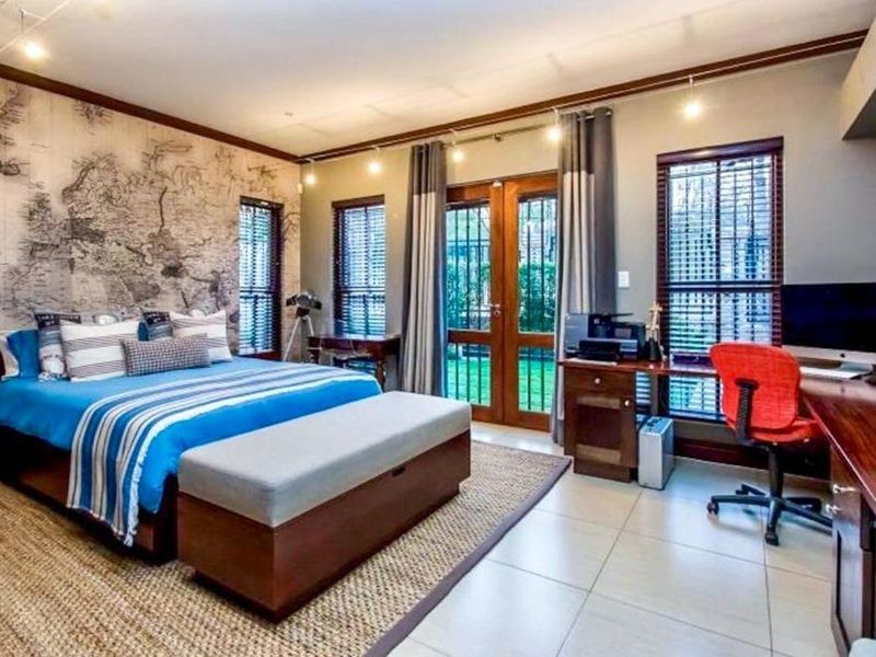 Elegant Family Home with Park Views in Waterkloof Ridge - Photo 10