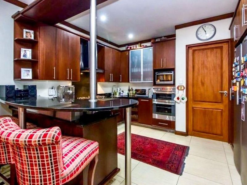 Elegant Family Home with Park Views in Waterkloof Ridge - Photo 8