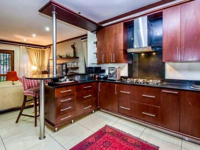 Elegant Family Home with Park Views in Waterkloof Ridge - Photo 7