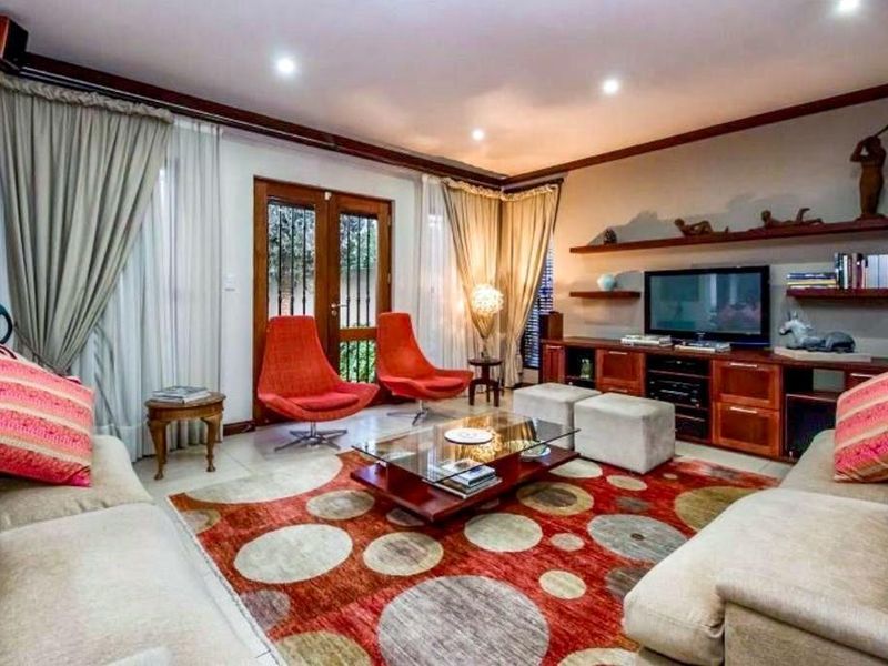 Elegant Family Home with Park Views in Waterkloof Ridge - Photo 4