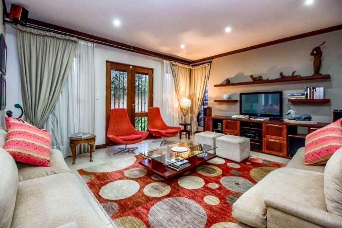 Elegant Family Home with Park Views in Waterkloof Ridge - Photo 4