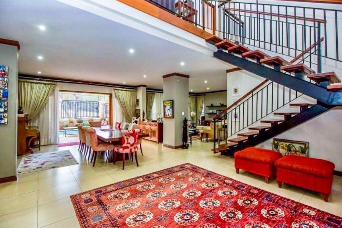 Elegant Family Home with Park Views in Waterkloof Ridge - Photo 2