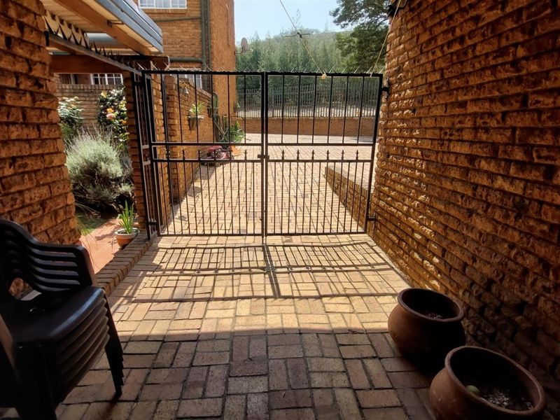 Duplex Four Bedroom Townhouse For Sale in Bassonia, Johannesburg - Photo 10