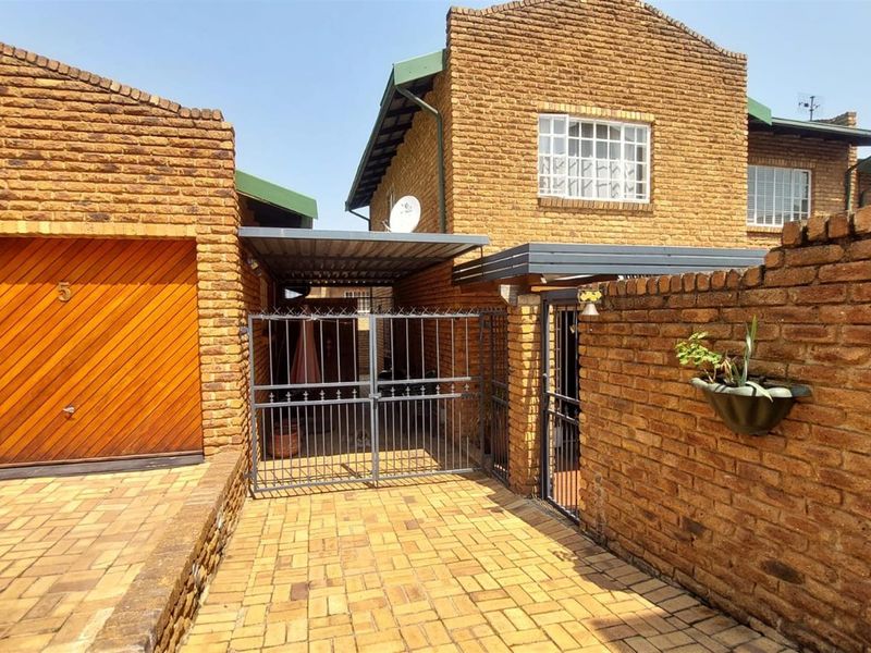 Duplex Four Bedroom Townhouse For Sale in Bassonia, Johannesburg - Photo 7