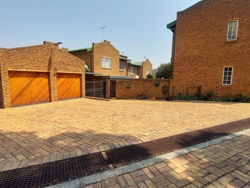 Duplex Four Bedroom Townhouse For Sale in Bassonia, Johannesburg - Photo 6