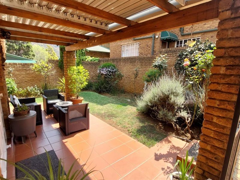 Duplex Four Bedroom Townhouse For Sale in Bassonia, Johannesburg - Photo 9
