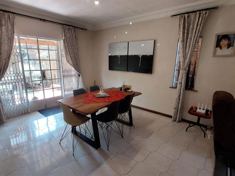 Duplex Four Bedroom Townhouse For Sale in Bassonia, Johannesburg - Photo 2