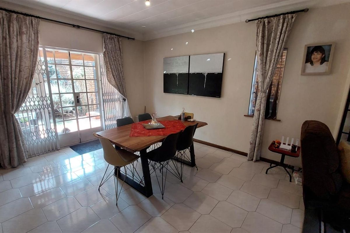 Duplex Four Bedroom Townhouse For Sale in Bassonia, Johannesburg - Photo 2