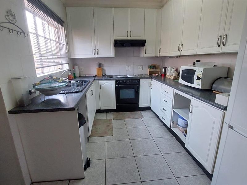 Duplex Four Bedroom Townhouse For Sale in Bassonia, Johannesburg - Photo 4