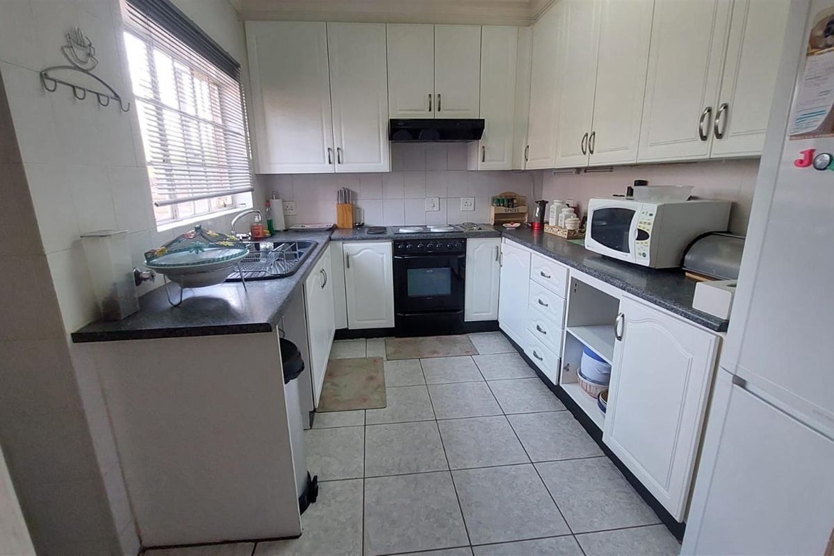 Duplex Four Bedroom Townhouse For Sale in Bassonia, Johannesburg - Photo 4