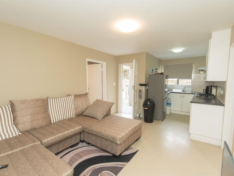Stylish Lock Up and Go 2 Bedroom Townhouse in Richmond Hill, Port Elizabeth - Photo 1