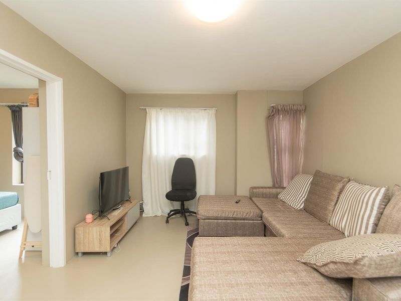 Stylish Lock Up and Go 2 Bedroom Townhouse in Richmond Hill, Port Elizabeth - Photo 3