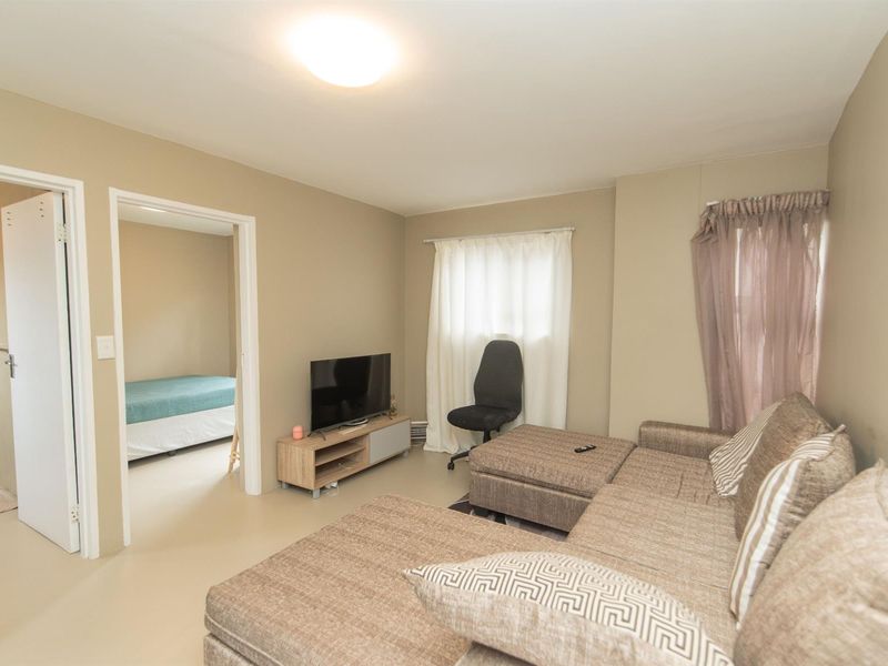 Stylish Lock Up and Go 2 Bedroom Townhouse in Richmond Hill, Port Elizabeth - Photo 2