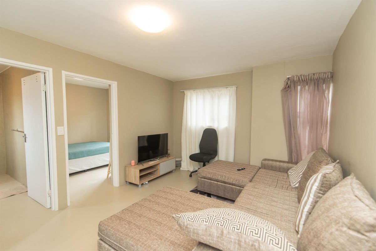 Stylish Lock Up and Go 2 Bedroom Townhouse in Richmond Hill, Port Elizabeth - Photo 2